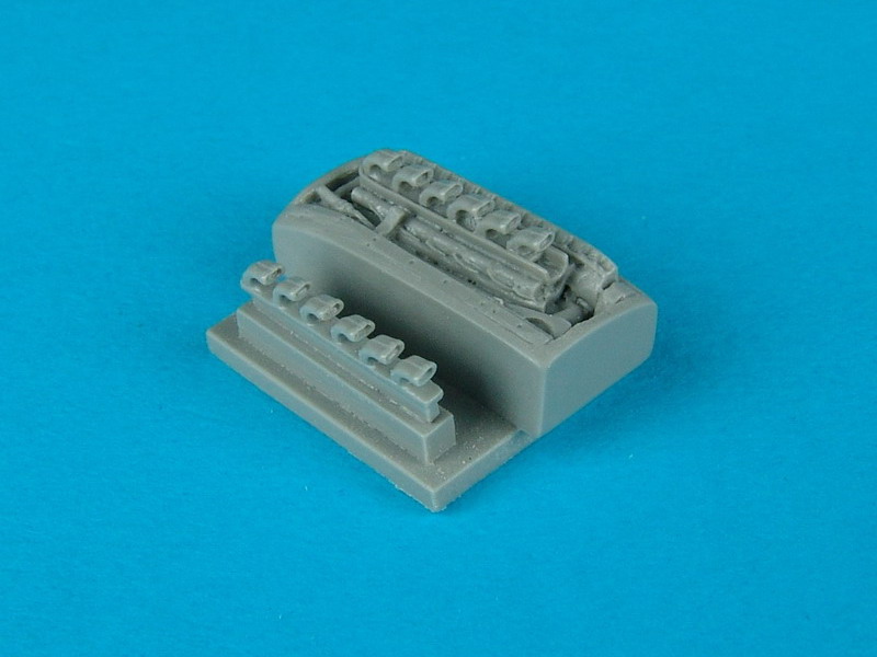 QB72061 P-51A Mustang engine 1/72